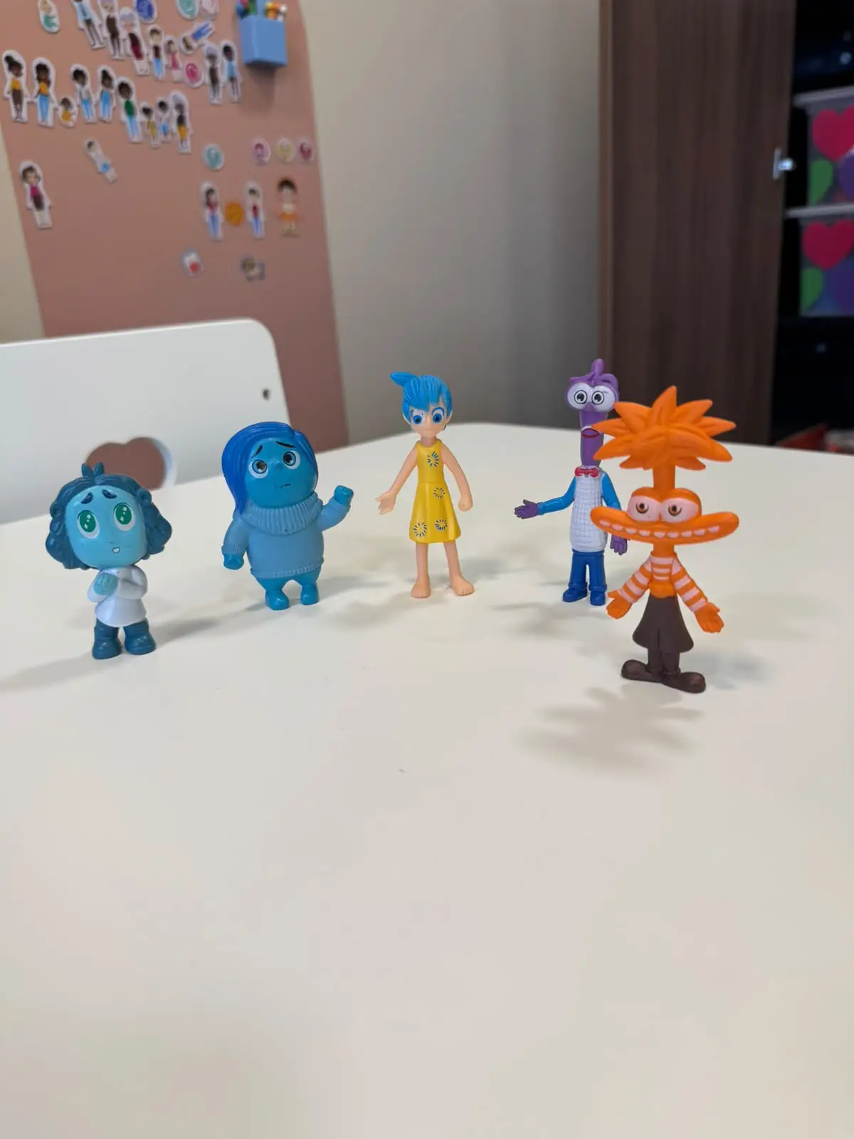 Bonecos dos personagens das emoções usados no atendimento infantil