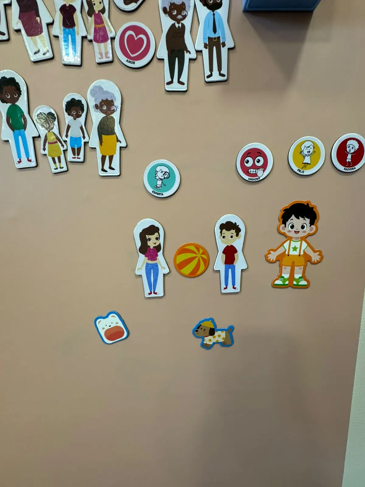 Painel com ímãs e bonecos usados nas sessões de atendimento infantil